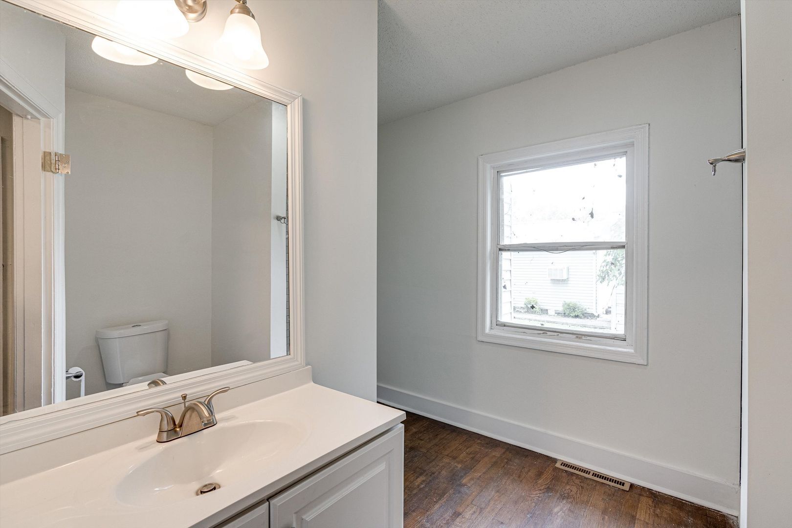 Building Photo - 5004 Club Dr