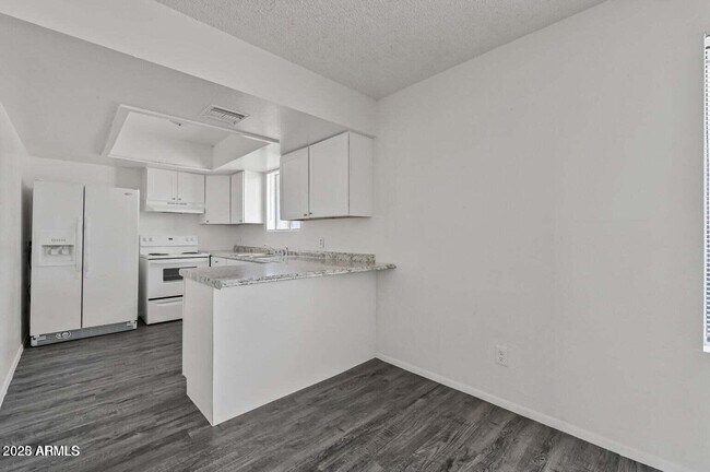 Building Photo - 717 E Roeser Rd