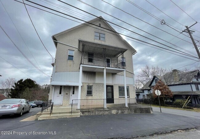 Primary Photo - 864 Main St