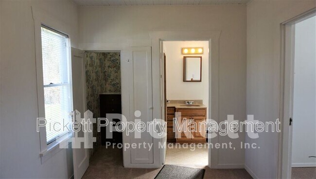 Building Photo - 17900 Noll Rd NE