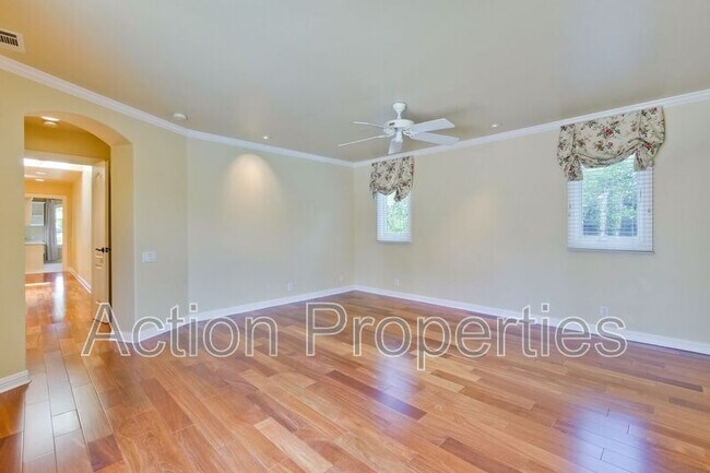 Building Photo - 450 Juanita Way