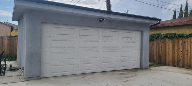 Building Photo - MULTI-FAMILY HOUSE