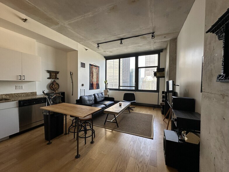 Building Photo - 235 W Van Buren St