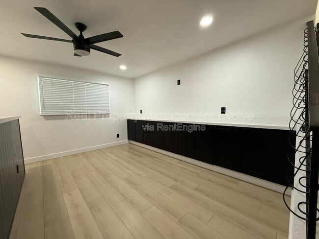 Building Photo - 429 E Greenway Dr