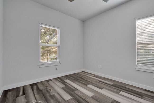 Building Photo - Modern Comfort Minutes from Downtown