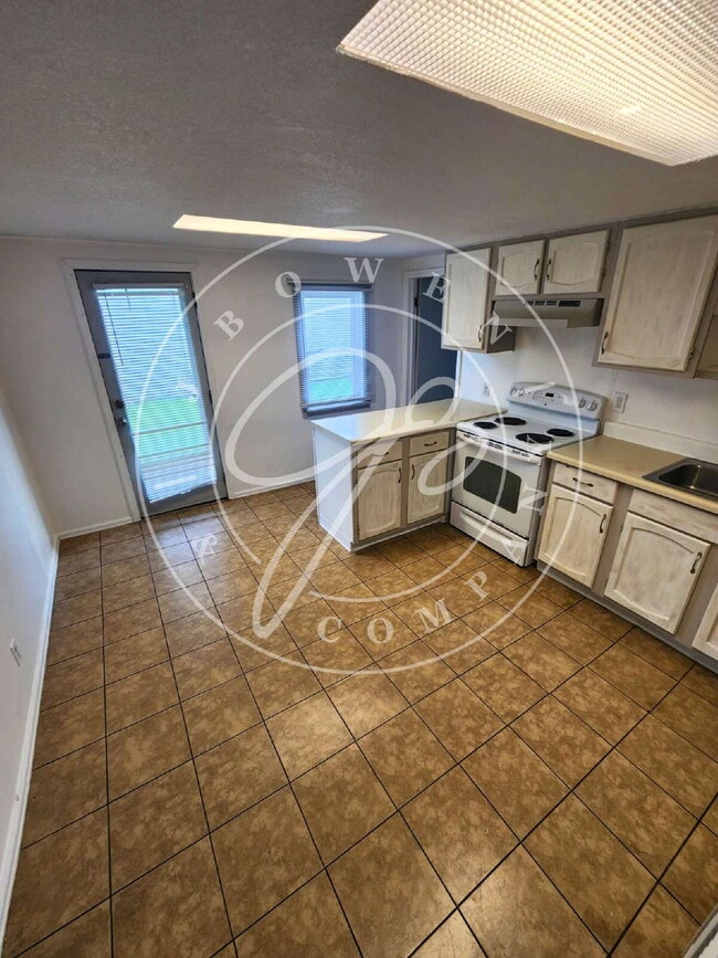 Building Photo - 2 story 2 bed with bonus room! Maumee Scho...