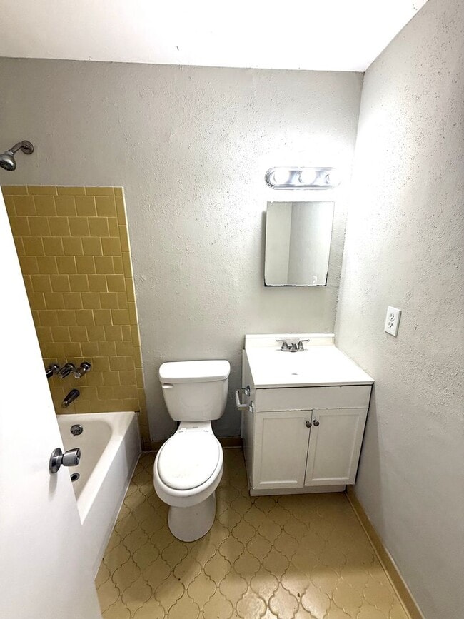 Building Photo - ** 3 bed 2 bath located in Capitol Heights...