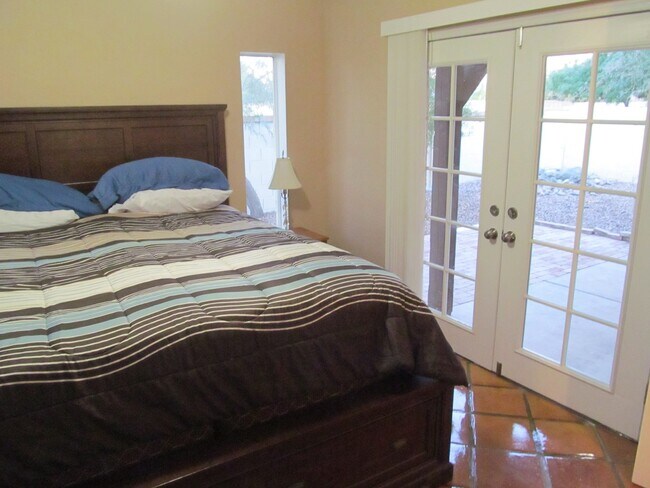 Building Photo - 2BR/2BA HOME W/ 2 CAR GARAGE AND COMMUNITY POOL