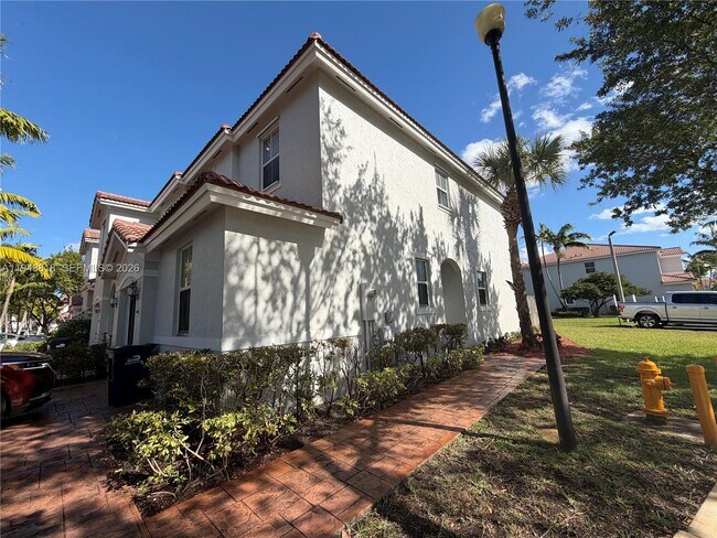 Building Photo - 20715 NE 10th Ct