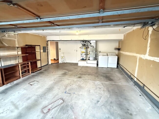 Building Photo - 3-Bedroom Pinole Townhouse with Spacious L...