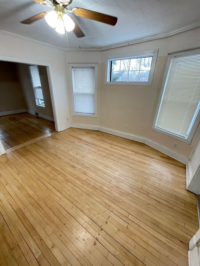 Building Photo - 1302 W 1st St