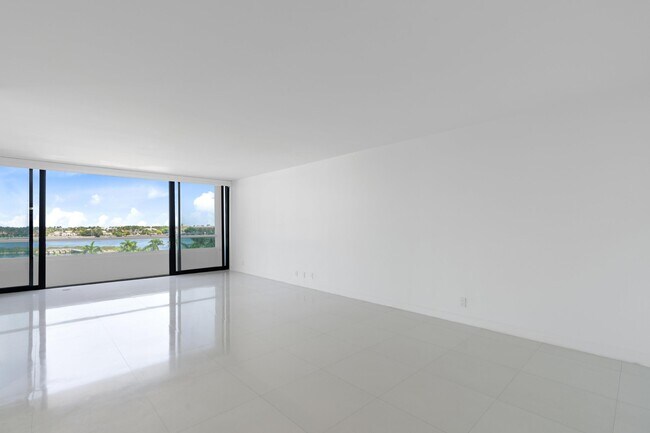 Building Photo - 529 S Flagler Dr