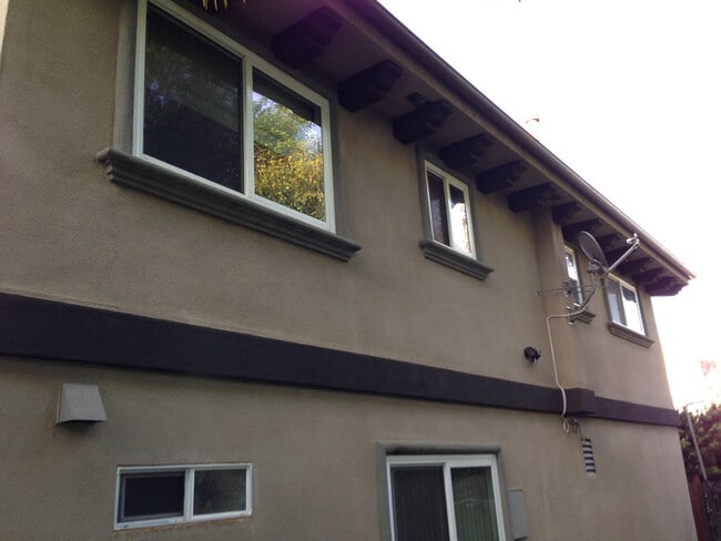 Building Photo - 2118 Ernest Ave