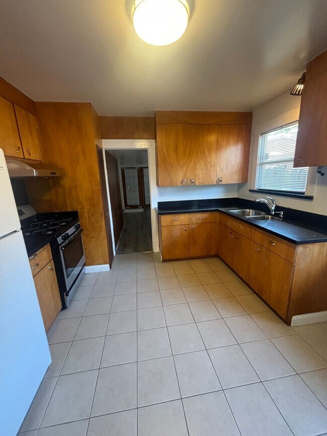 Building Photo - 2 bedroom home w/a beautiful backyard! AVAILABLE NOW!