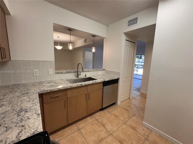 Building Photo - 9340 Fontainebleau Blvd