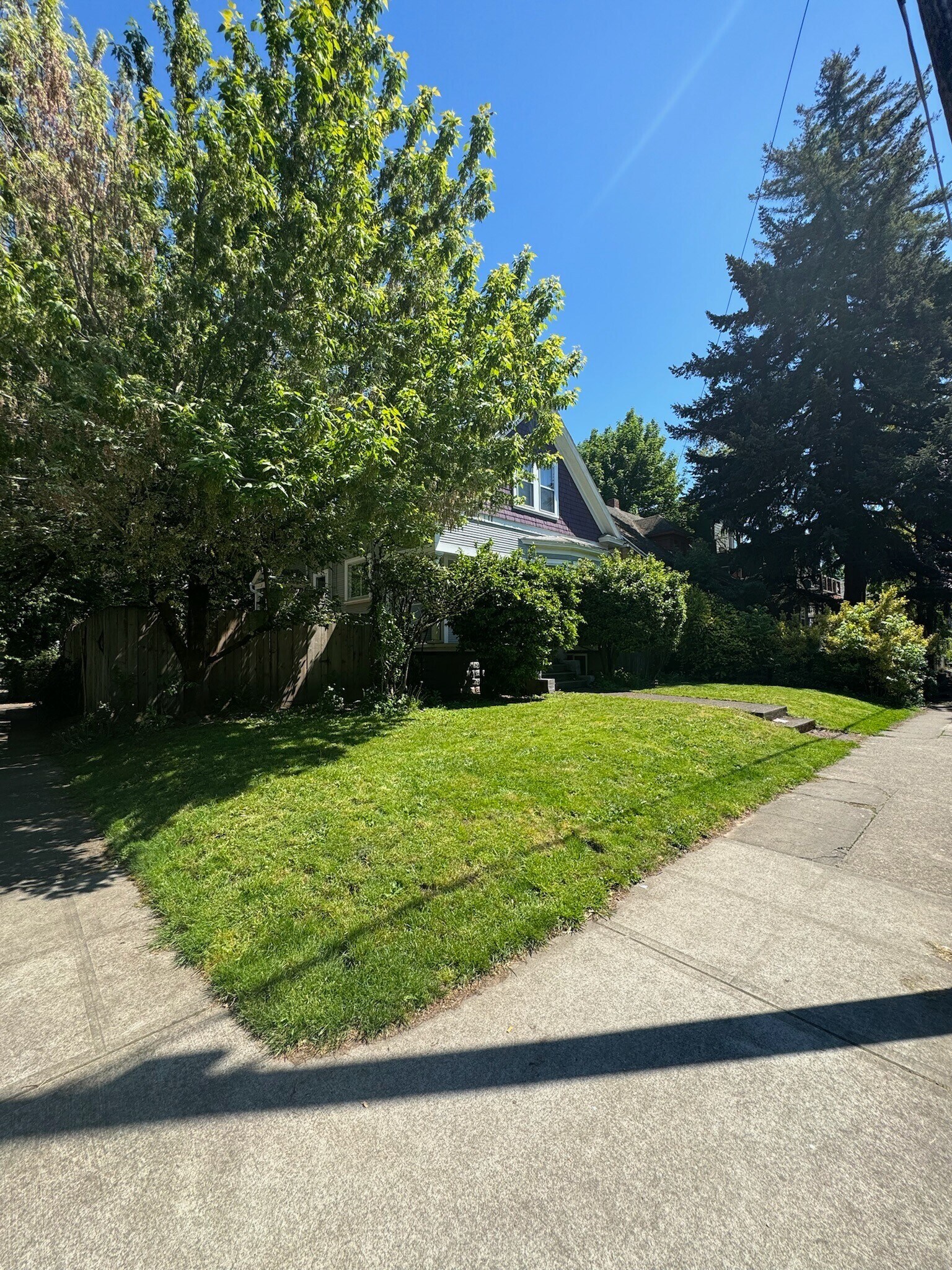 Building Photo - 634 NE 28th Ave