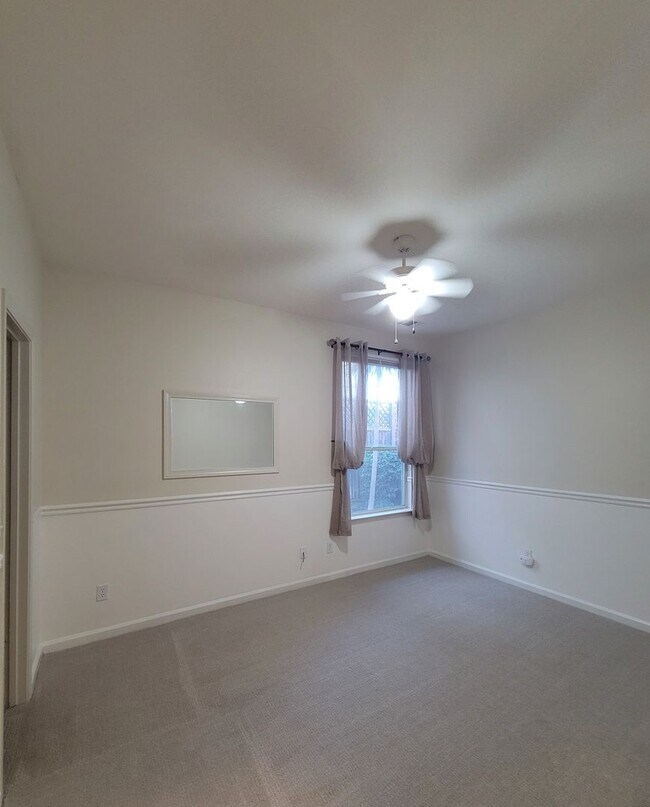 Building Photo - 1095 Crescent Dr