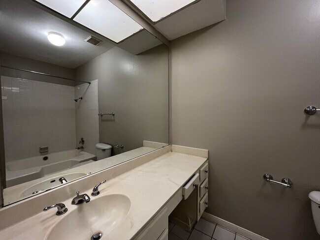 Building Photo - Adorable 1 bedroom, 1 bath Town-Home!!