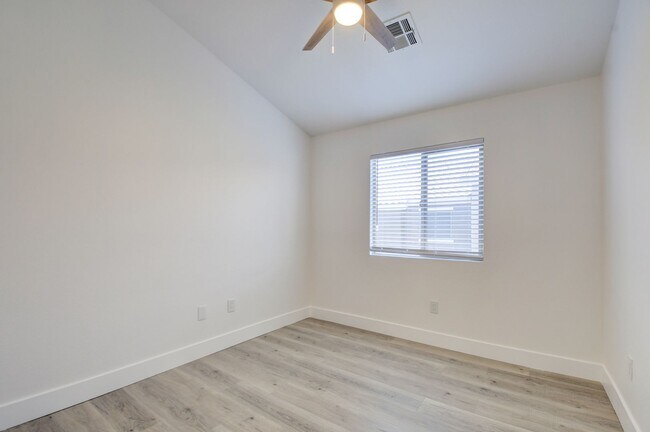 Building Photo - Gorgeous 3 bedroom 2.5 bathroom Townhome conveniently located in the heart of Henderson.