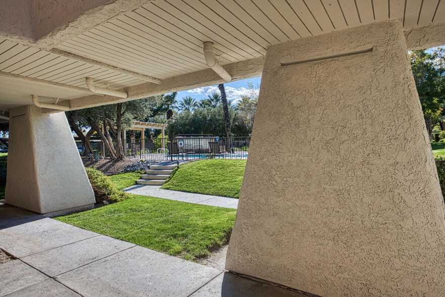 Outside View - 420 N Villa Ct