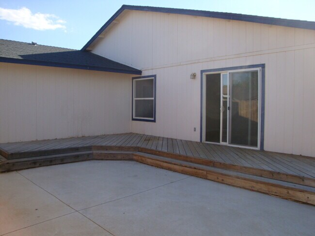 Building Photo - Large 4-bedroom home located in the Countr...