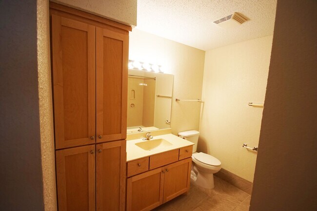 Building Photo - Pinto Suite