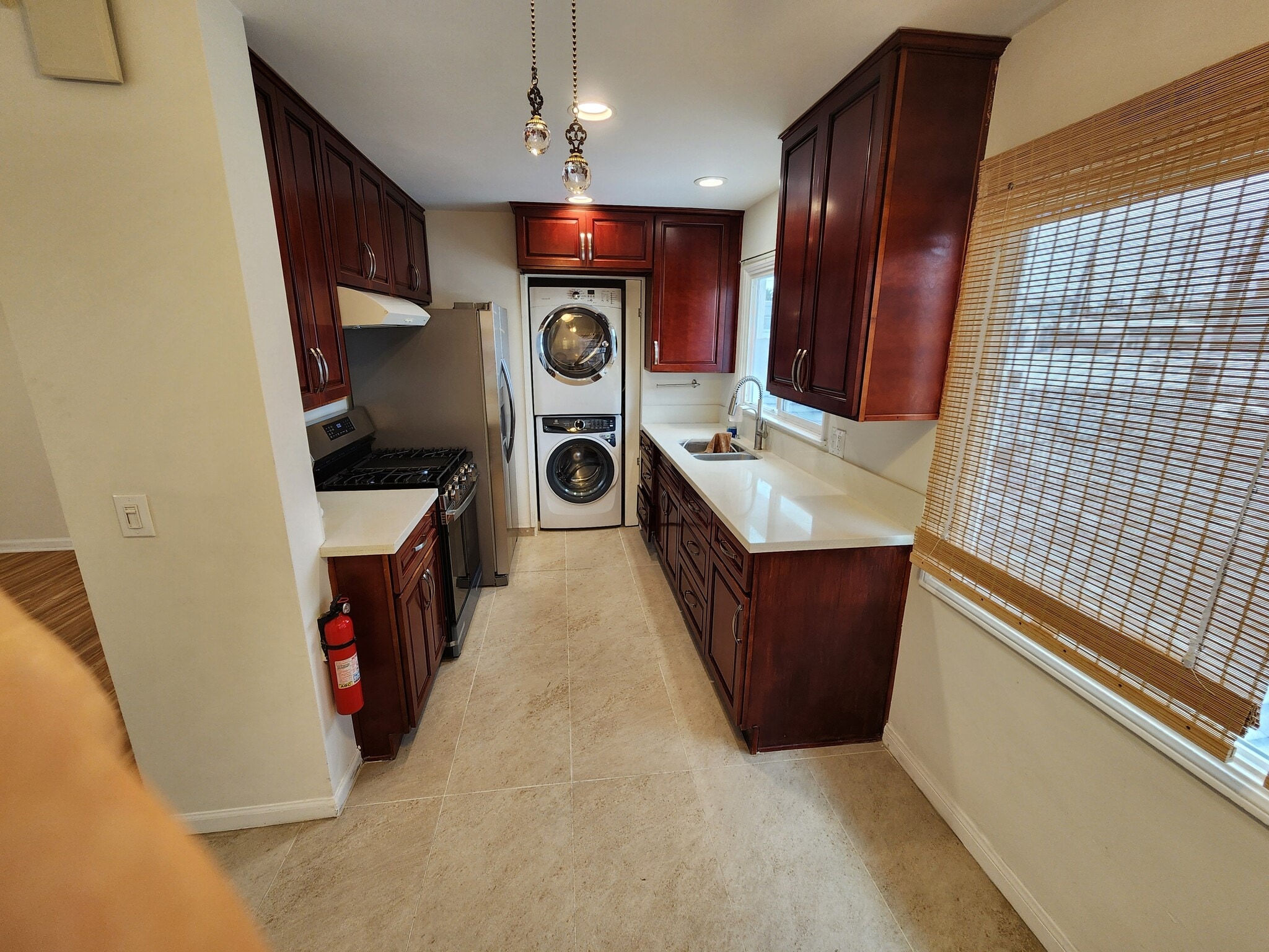 Building Photo - 947 Victoria Ave