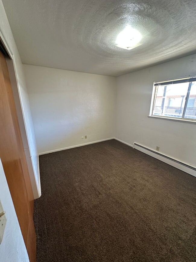 Building Photo - LE2012