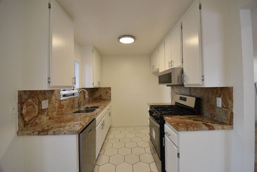 Building Photo - 14033 Bessemer St