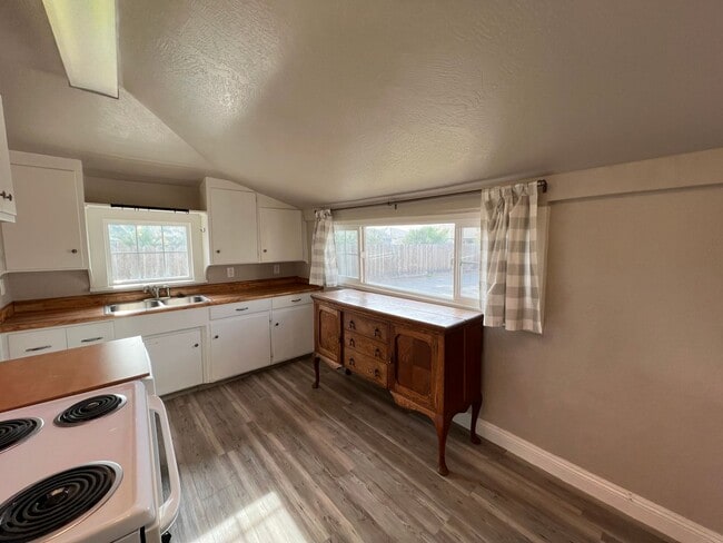 Building Photo - Nostalgic 3-bedroom Farmhouse in Hughson!