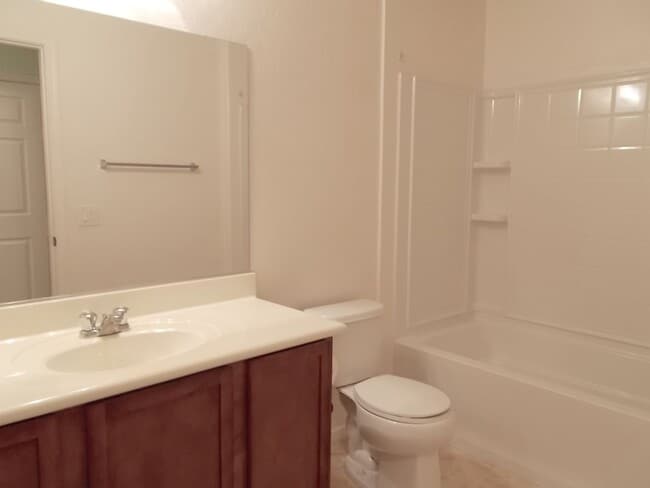 Building Photo - Spacious 2 Bedroom + Den, 2 Bath Condo in a Gated Community