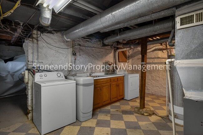 Building Photo - Large 4 bedroom 2 bath in well established Oakland neighborhood