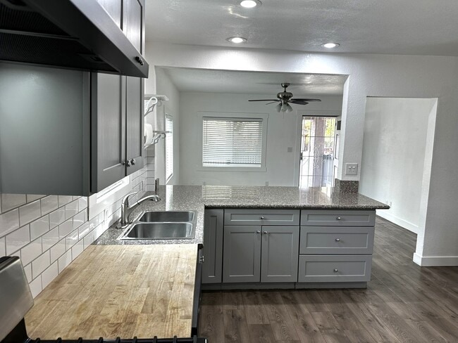 Building Photo - 1532 N Calaveras St