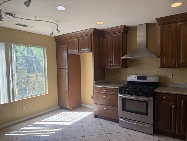 Building Photo - 556 Moray Way
