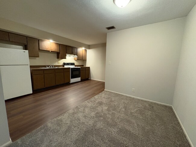 Building Photo - 1128 Amherst Dr