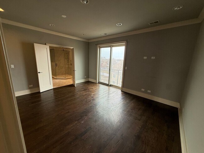 Building Photo - Luxury 3BR/2BA Condo – Prime Hyde Park Location, Modern Finishes