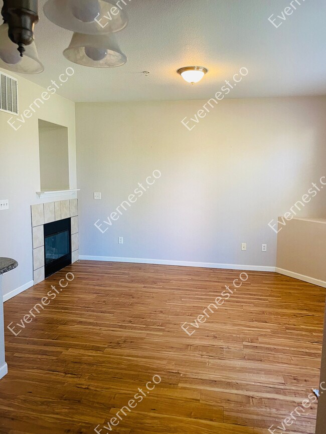 Building Photo - 3-Bed/2.5-Bath/