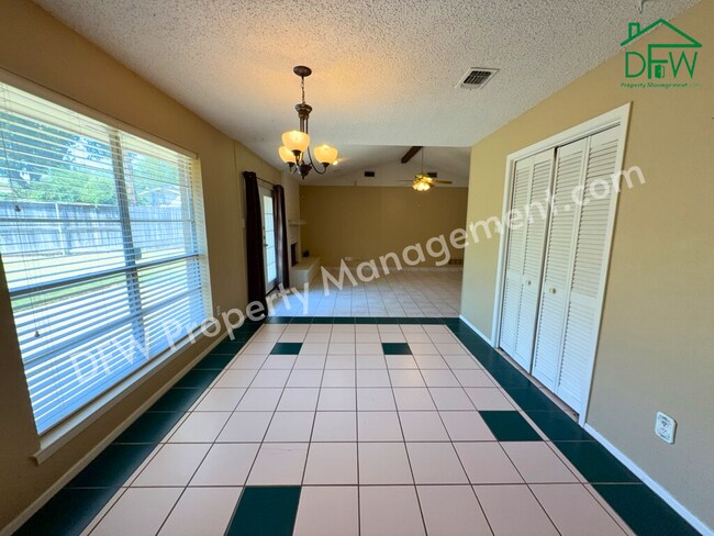 Building Photo - Charming 3-Bedroom Home with Fenced Backyard & Fireplace in Arlington!