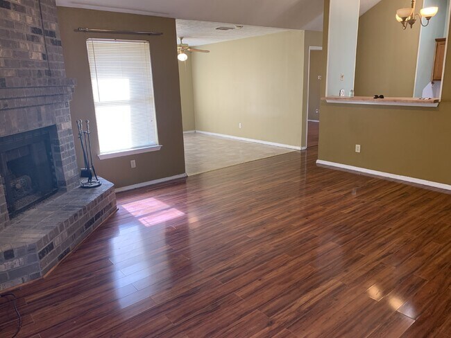 Building Photo - "Spacious 3-Bedroom Oasis with 2 Full Bath...