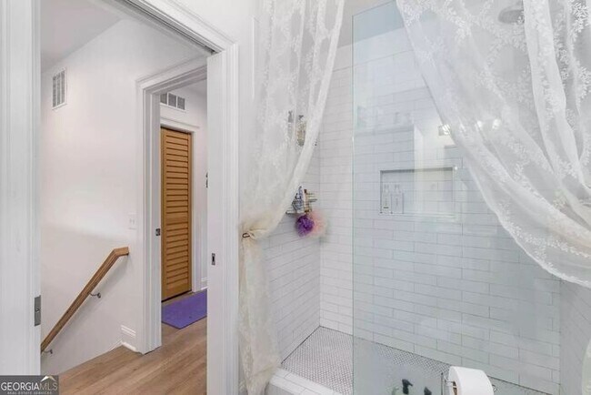 Building Photo - Renovated 2BR/1BA Attic Apartment with In-Unit Washer & Dryer – Prime Atlanta Location