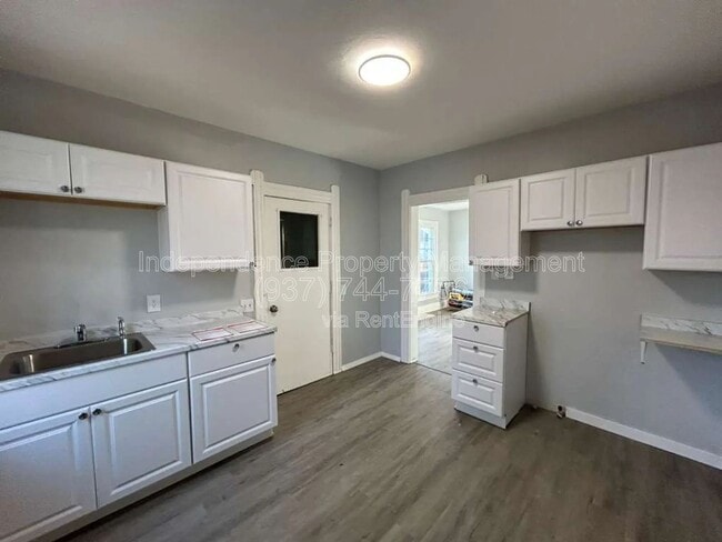 Building Photo - 200 E 31st St