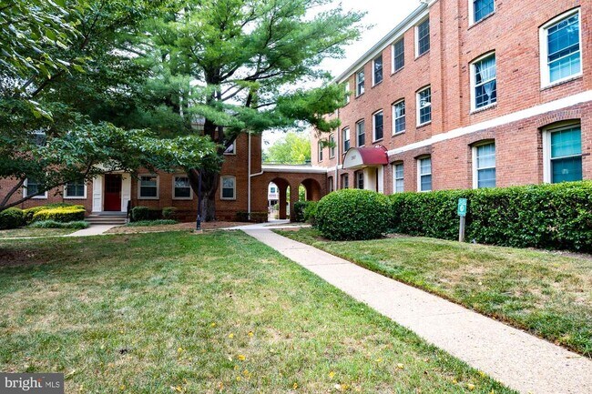 Building Photo - 2805 Arlington Blvd