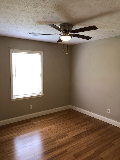 Building Photo - Newly Renovated Home on 2 Acres!