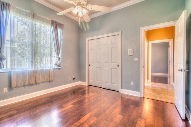Building Photo - Stunning Pool Home in Town Park!