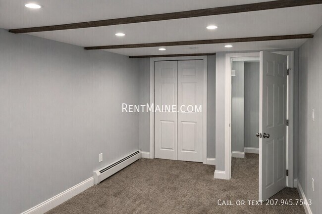 Building Photo - 492 Main St