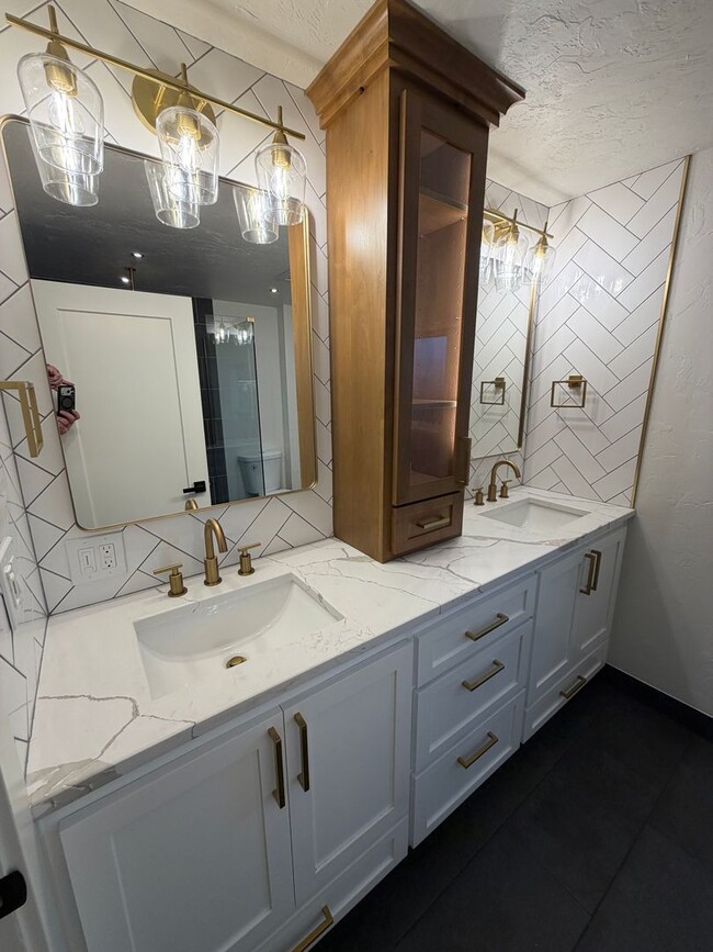 Building Photo - WAL2 - FULLY renovated 3 bed 1.5 bath Duplex on OAKWAY!