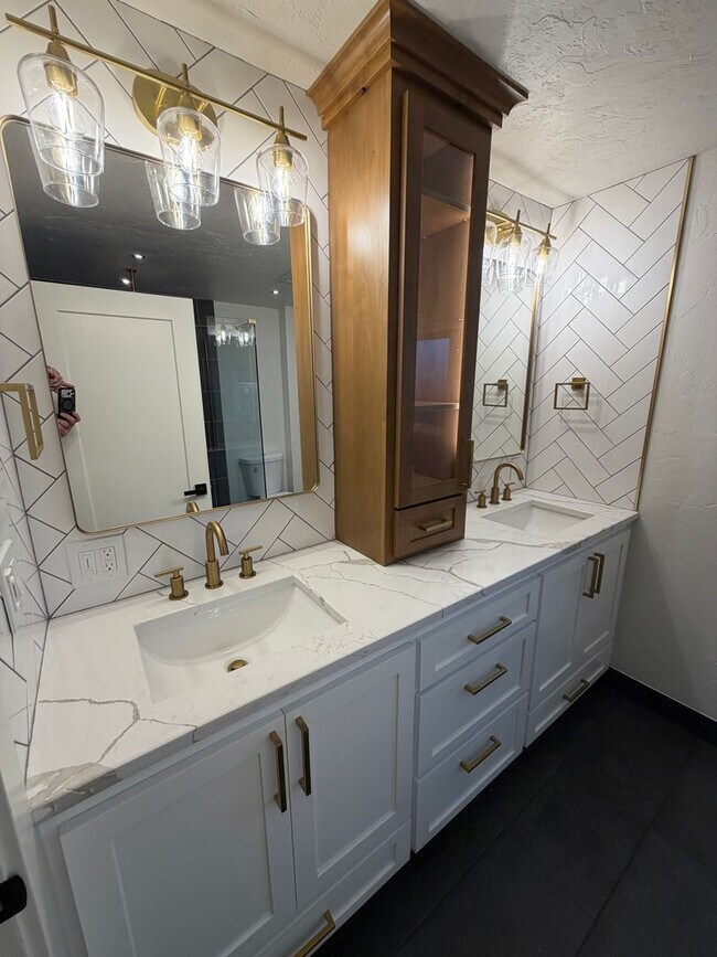 Building Photo - WAL2 - FULLY renovated 3 bed 1.5 bath on OAKWAY!