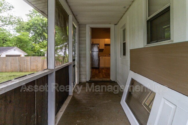 Building Photo - 2638 Barton St