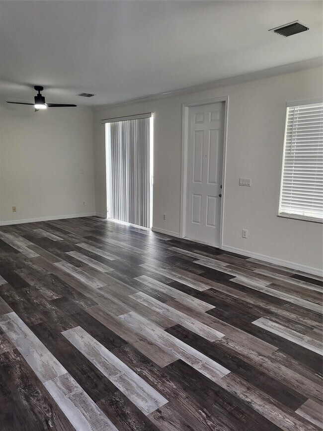 Building Photo - 2040 SE Avon Park Dr