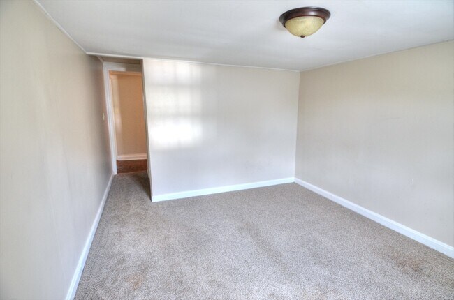Building Photo - Sunny 3 Bedroom House - Walk To Downtown H...